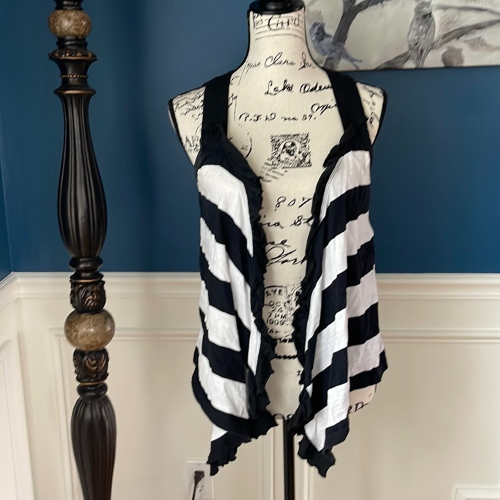 Black and white ruffle top - Picture 1 of 4